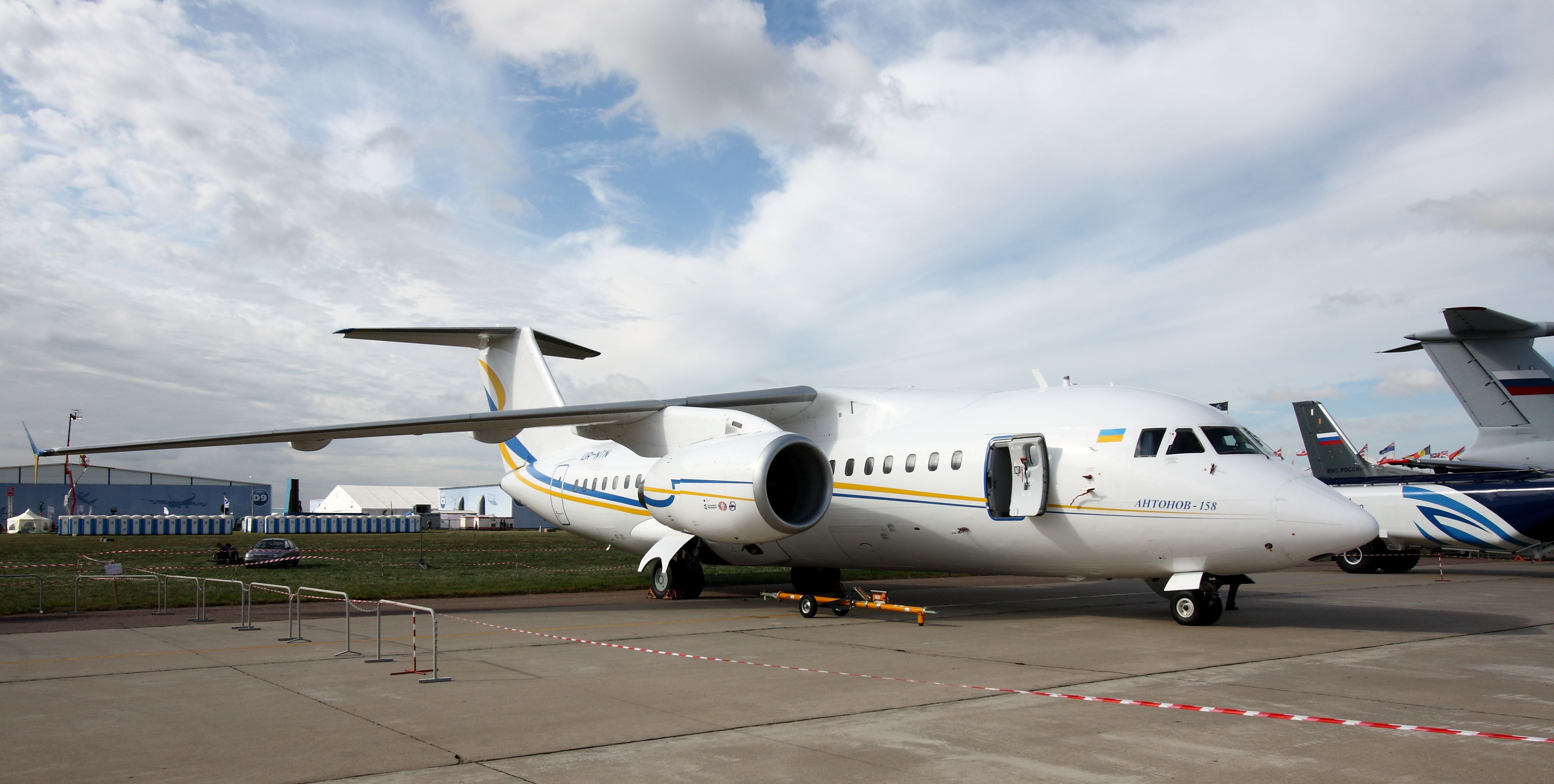 Antonov_An-158_at_the_MAKS-2011_%2801%29.jpg