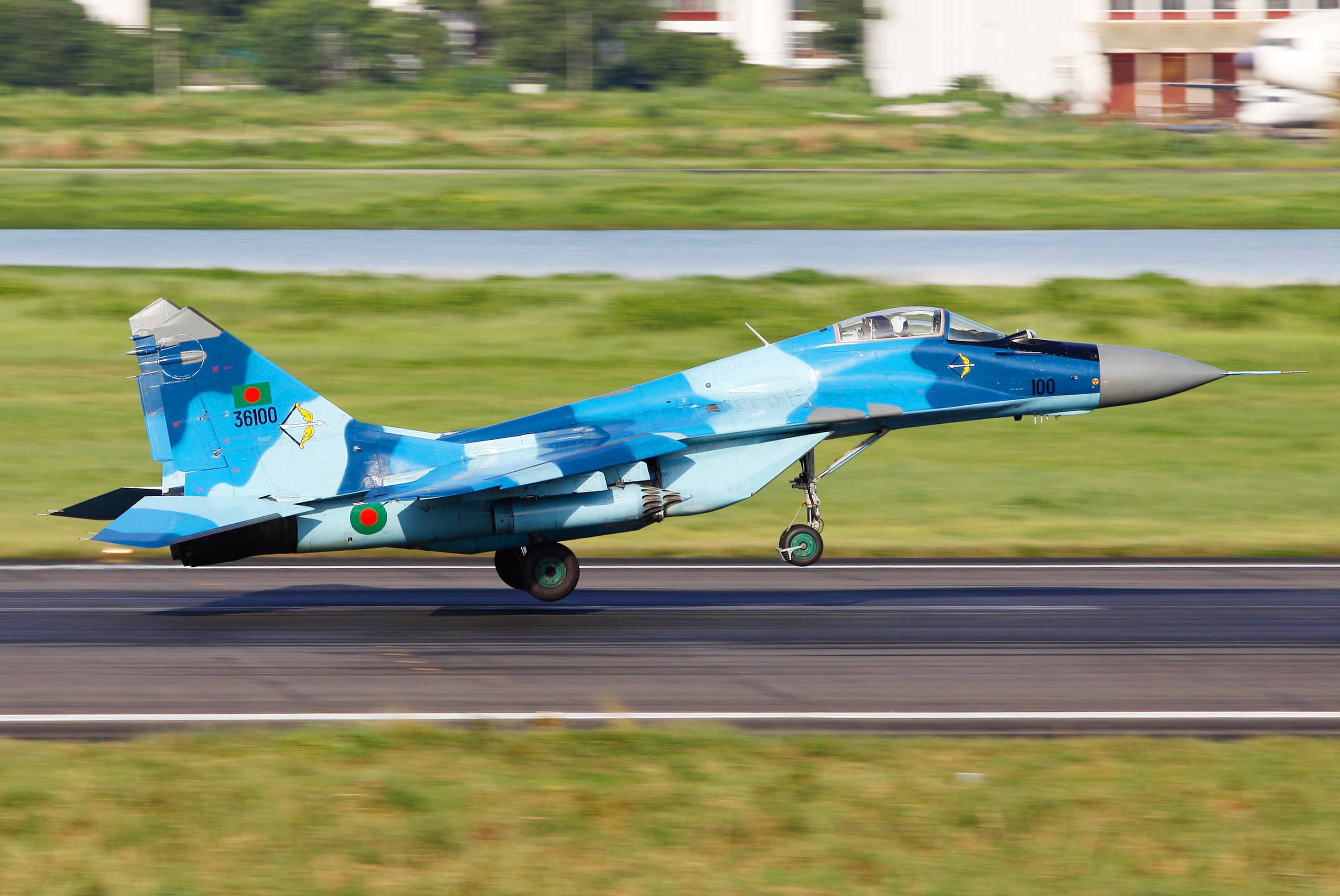 36100_Bangladesh_Air_Force_MIG-29_Landing_%288141565769%29.jpg