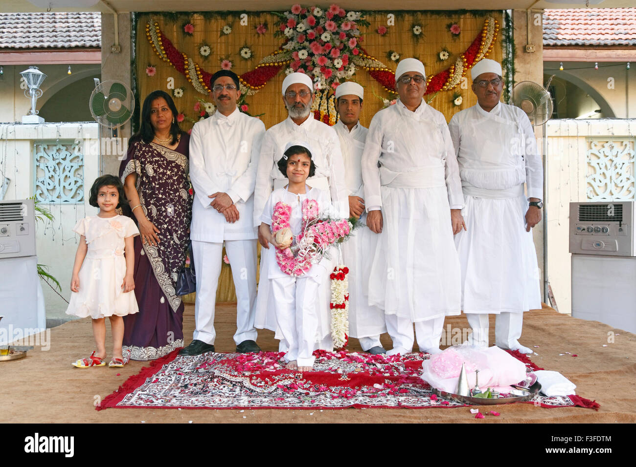 ritual-parsi-navjot-a-thread-ceremony-india-mr735-F3FDTM.jpg