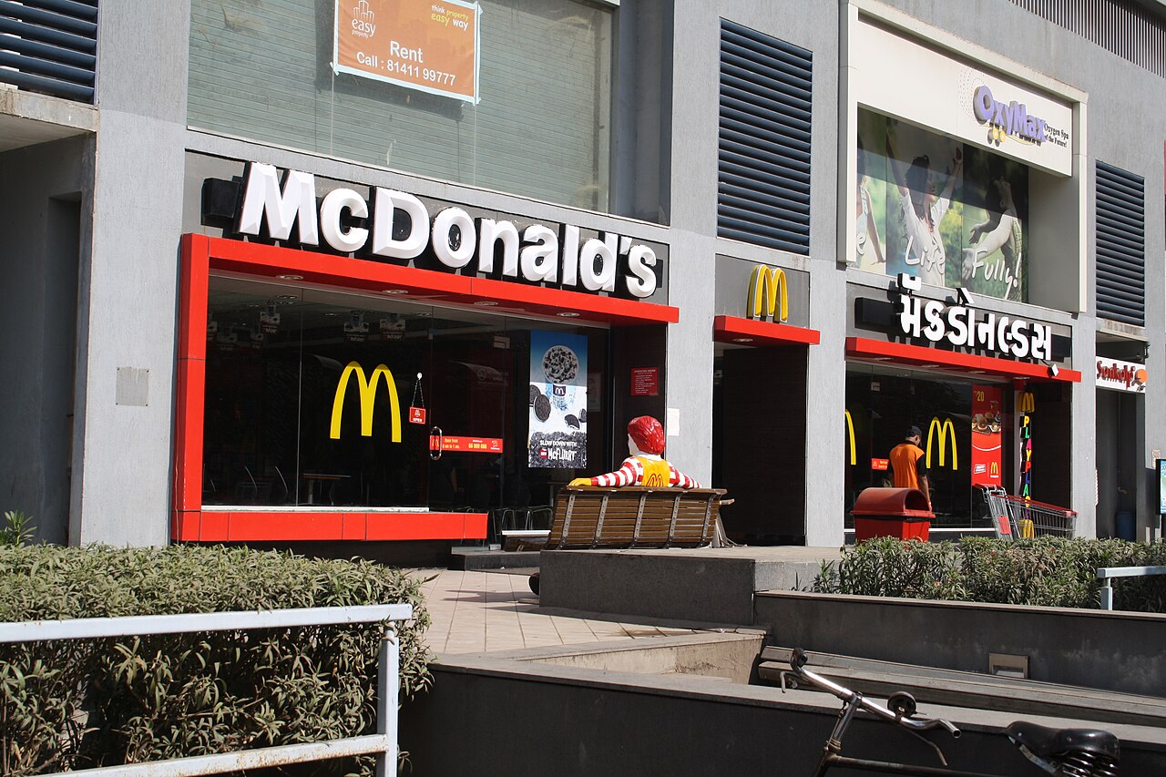 1280px-McDonalds_Ahmedabad.JPG