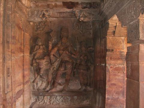 Relief_in_Badami_cave_temple_no.1.jpg