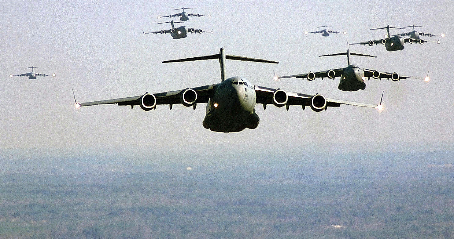 US_Air_Force_C-17_Globemaster_III_formation.jpg