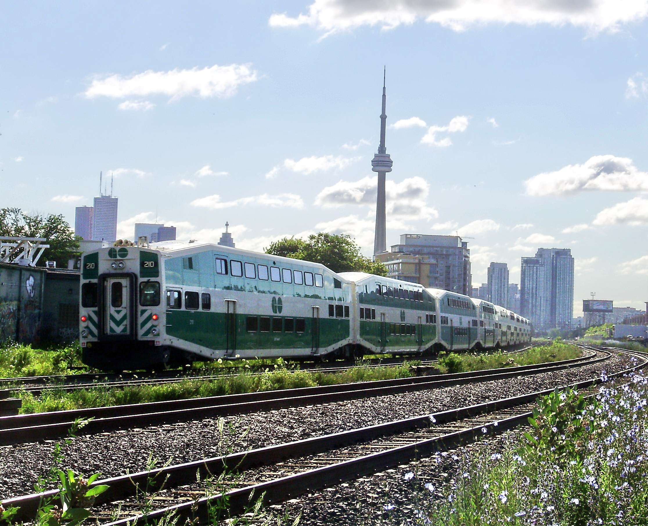 Georgetown_GO_Train_Eastbound.jpg