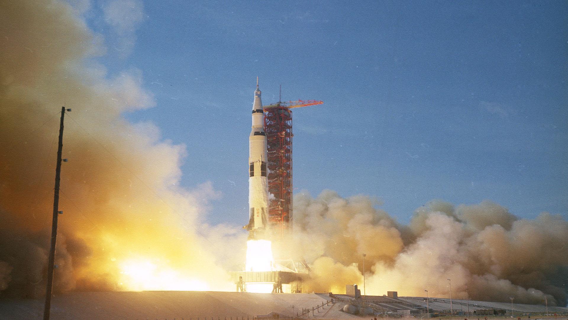 a_mach_astronaut_apollo11launch_170716.jpg