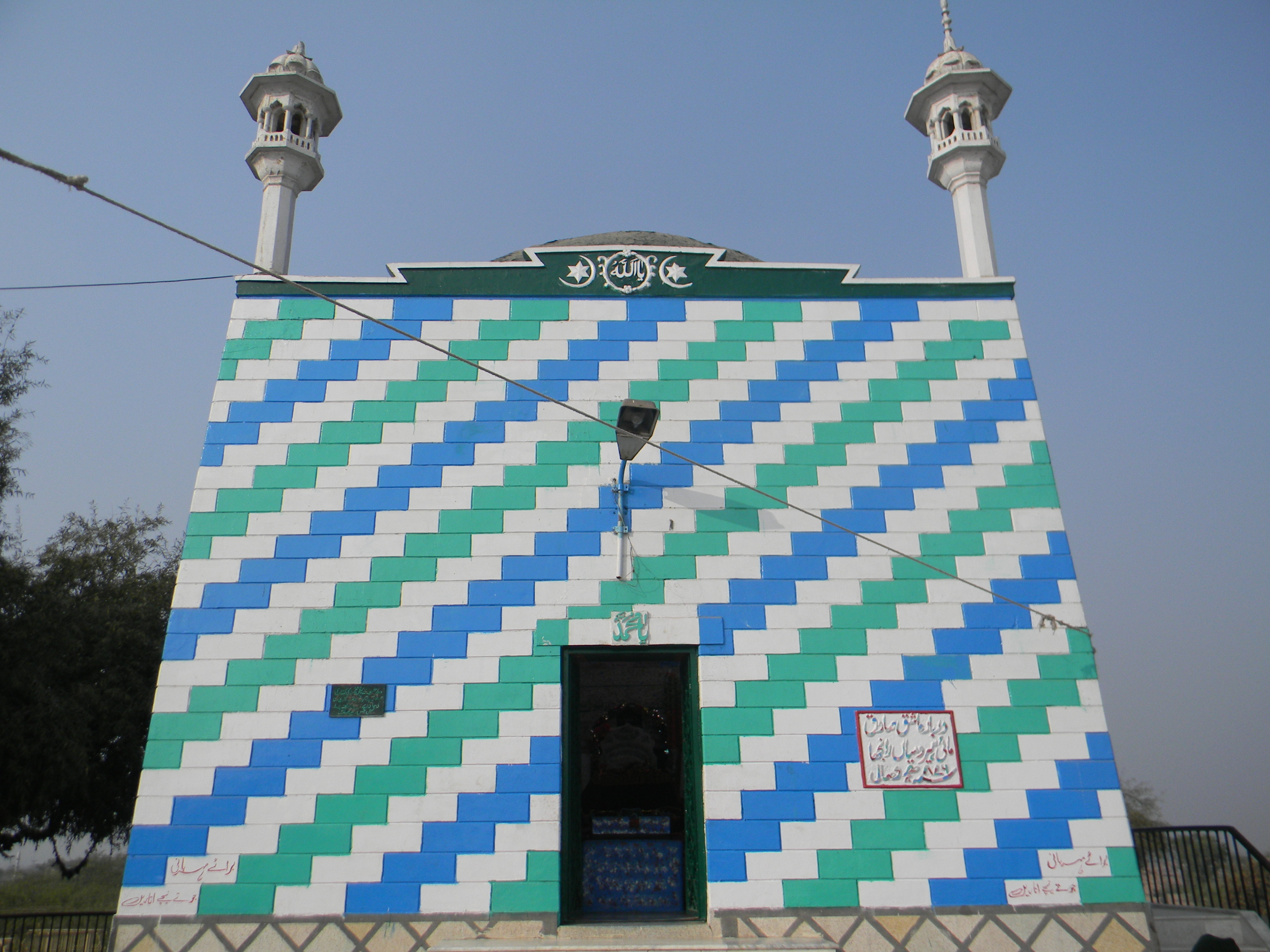 Heer_Ranjha%27s_tomb_in_Jhang.jpg