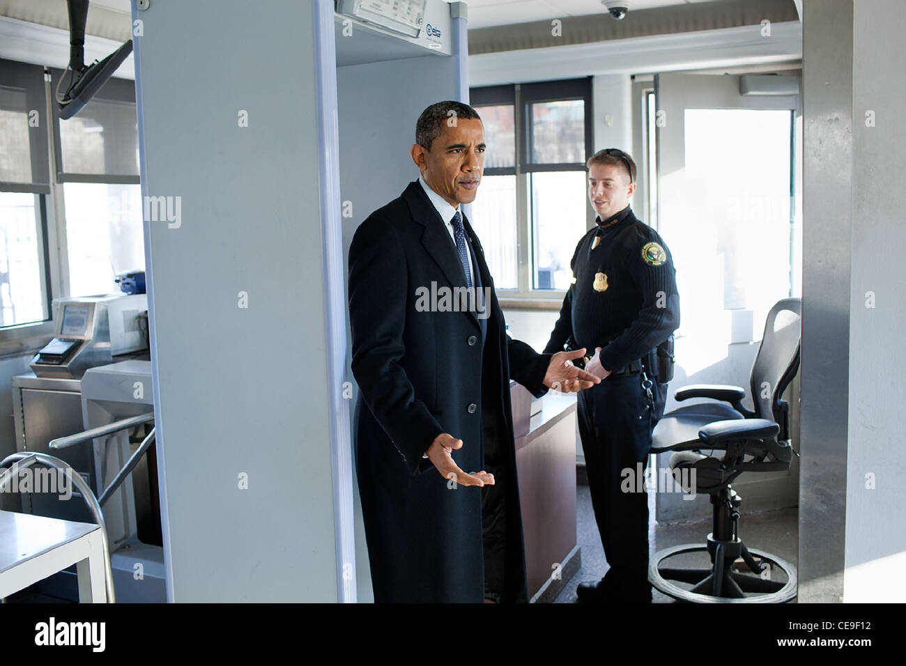 president-barack-obama-talks-to-secret-service-uniformed-division-CE9F12.jpg