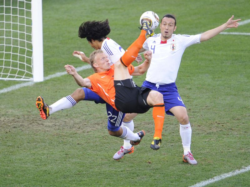 Holland-v-Japan-Dirk-Kuyt-acrobatic_2467699.jpg