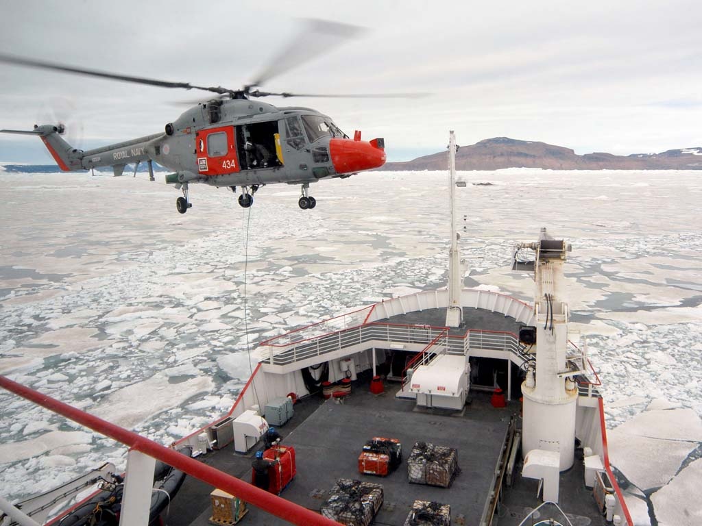 hms_endurance_and_helo_04127711.jpg