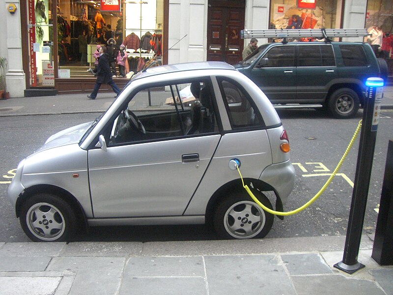 800px-Reva_charging.jpg