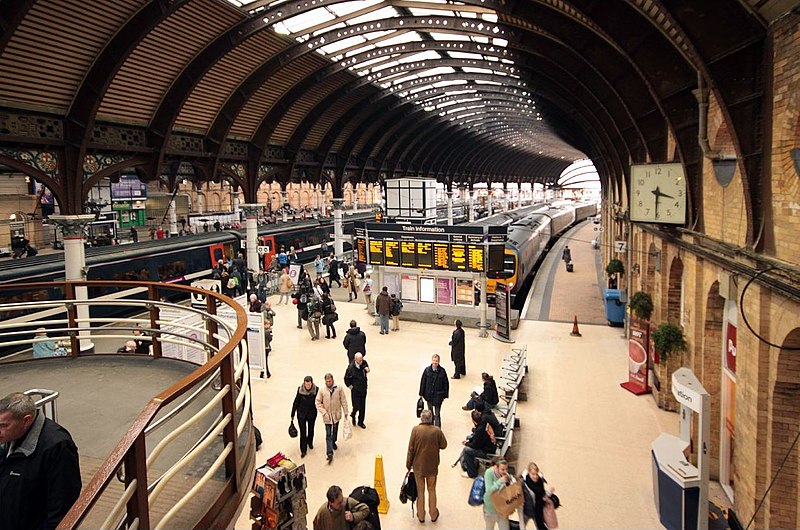 800px-York_station_rush_hour.jpg