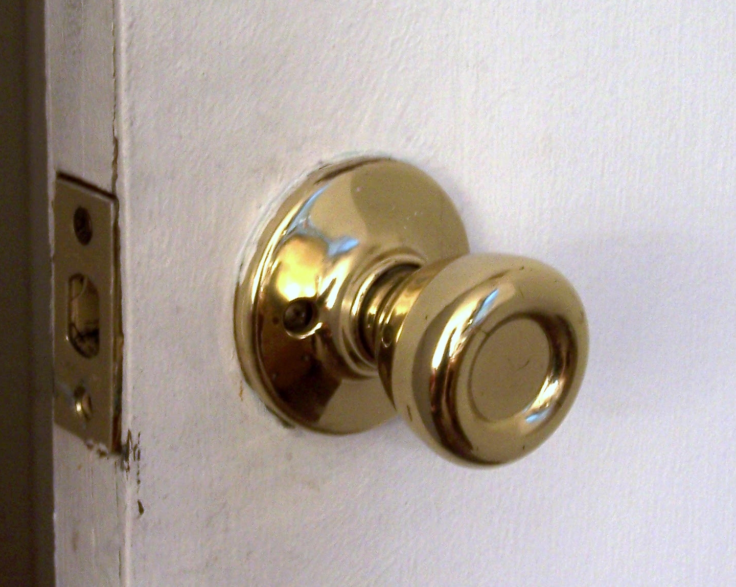 Gold_doorknob_crop.jpg