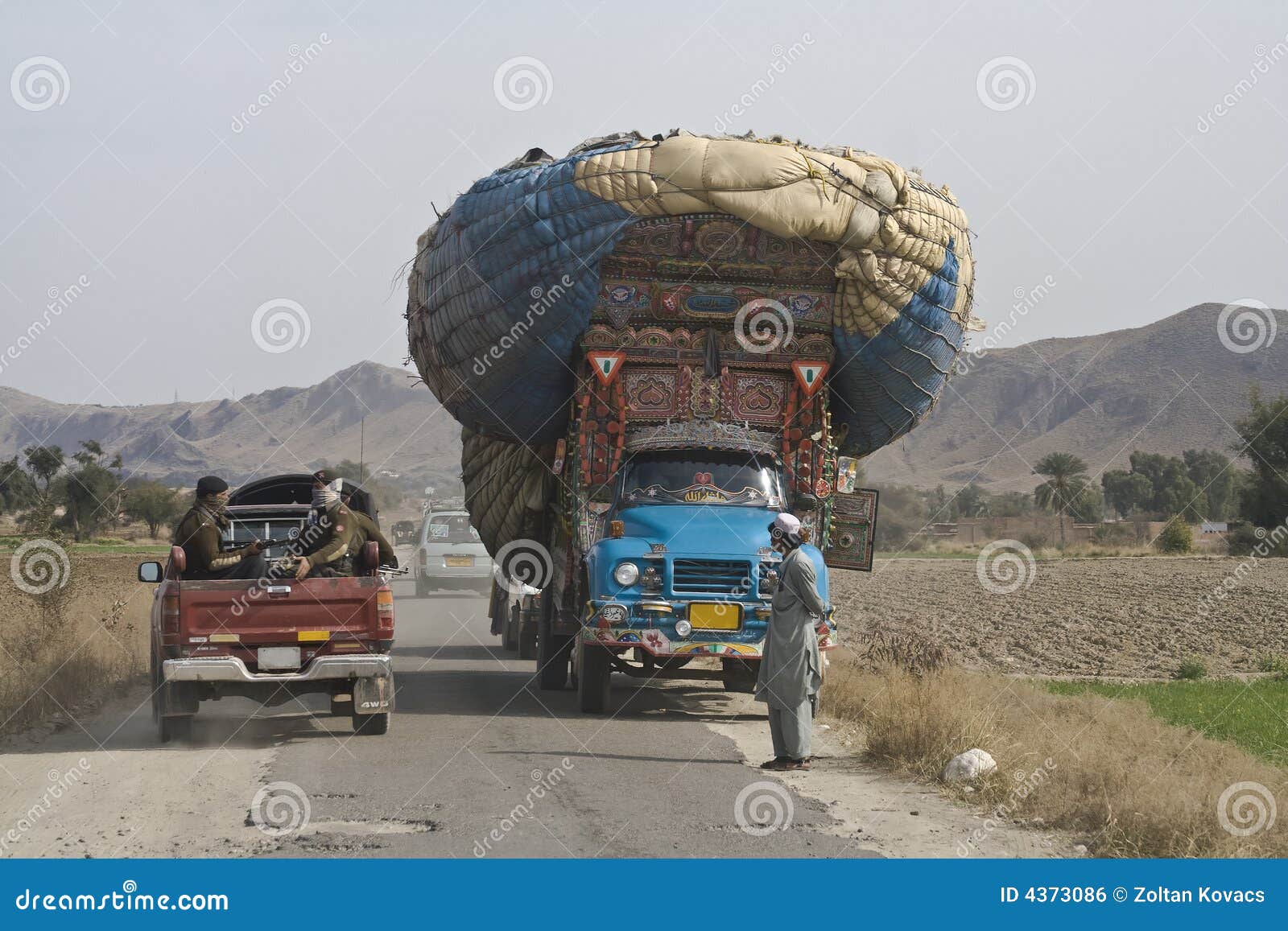 overloaded-truck-4373086.jpg