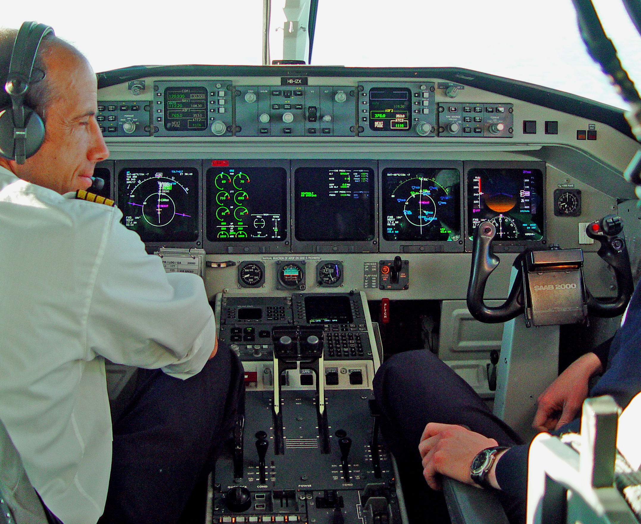 Swiss_Saab_2000_Cockpit.jpg