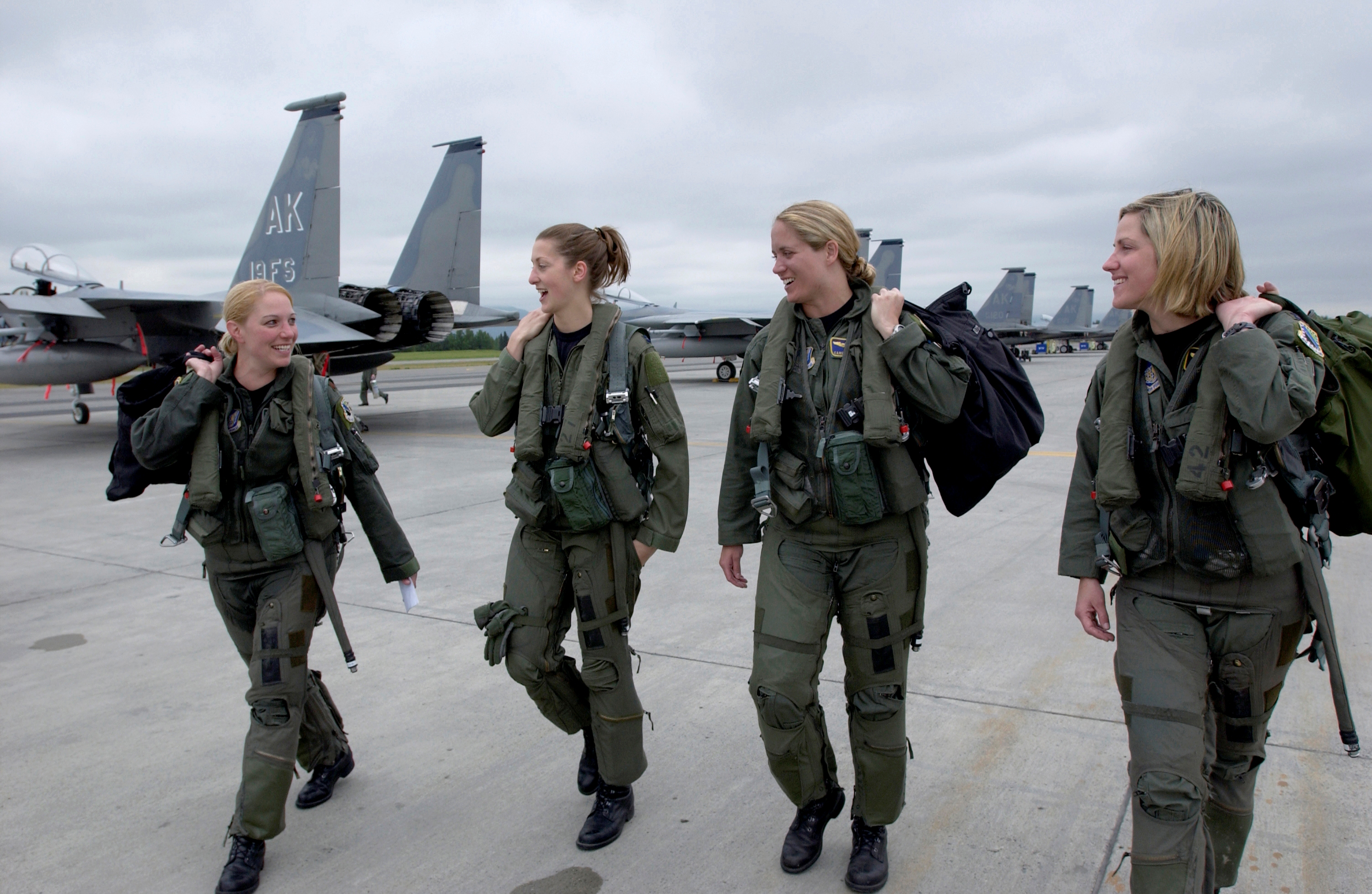 F-15_Eagle_female_pilots%2C_3rd_Wing.jpg