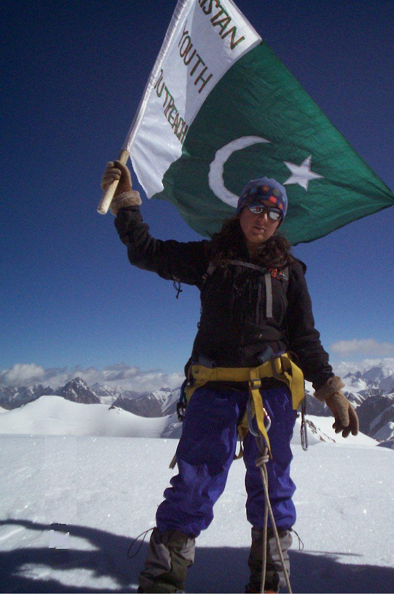 samina-summit-pic-with-pak-flag1.jpg