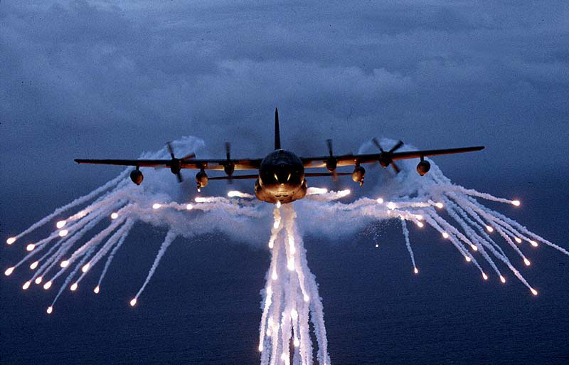 Lockheed_MC-130_USAF_flares.jpg