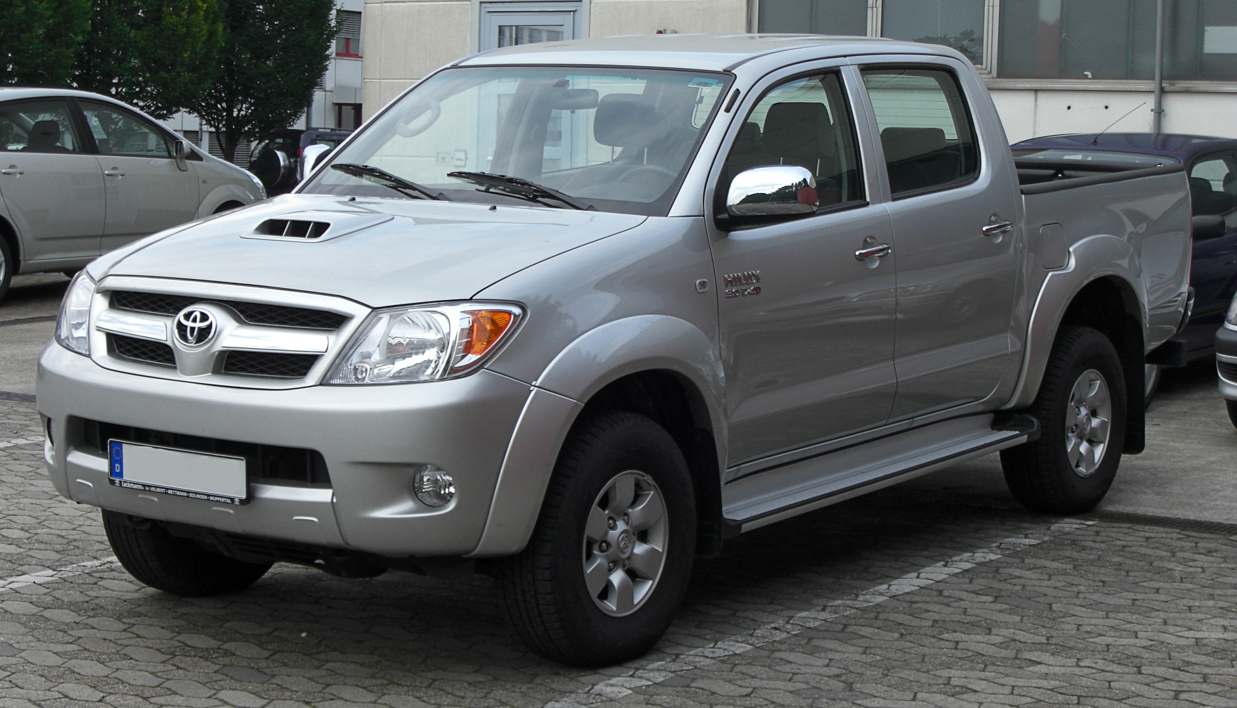 Toyota_Hilux_Double_Cab_3.0_D-4D_front.jpg