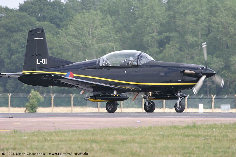 Pilatus_PC-7_RIAT2006_003_800.jpg