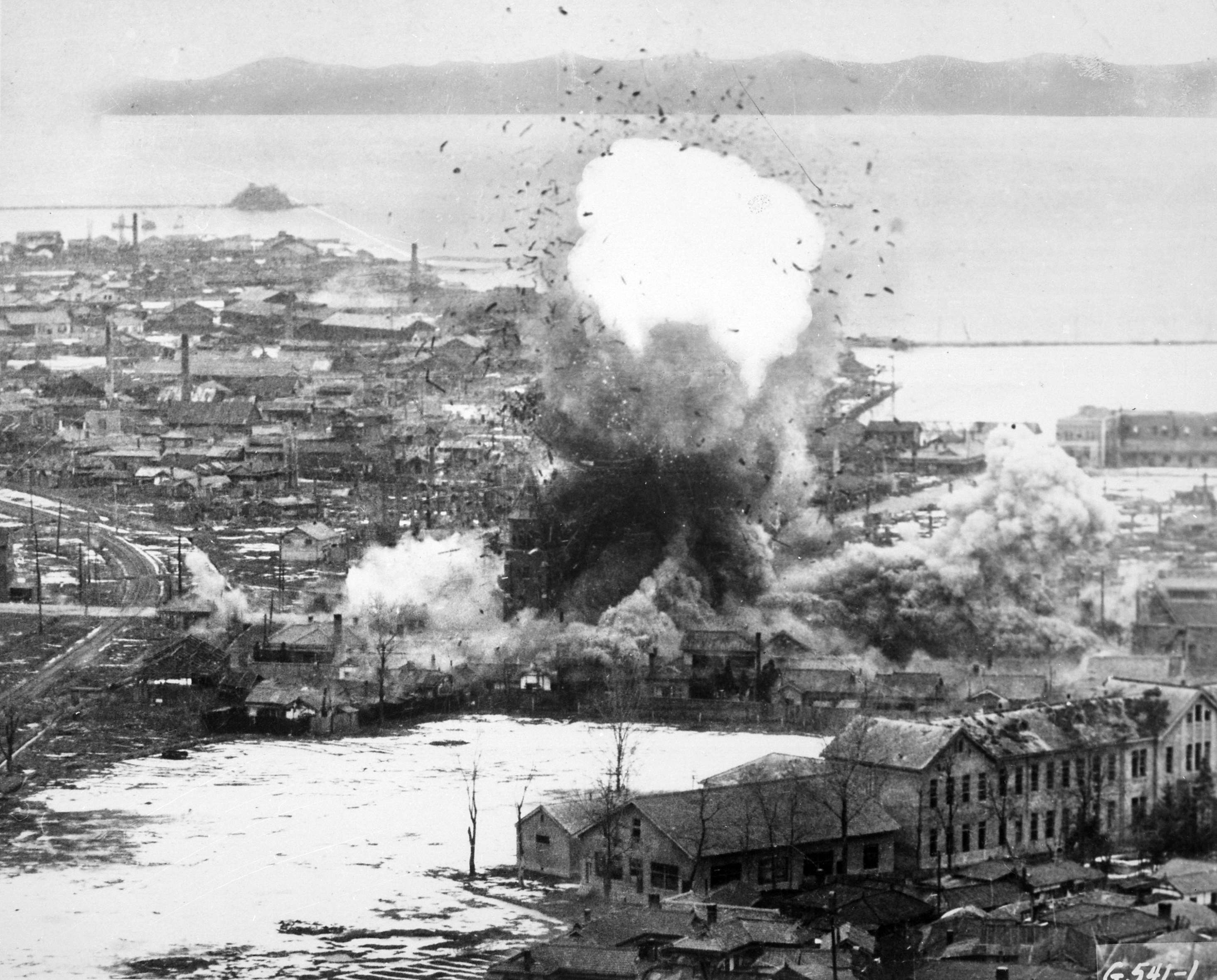 Korean_War_bombing_Wonsan.jpg