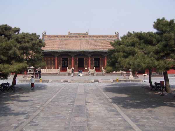 Mukden_palace_Chongzheng_Hall_01.jpg