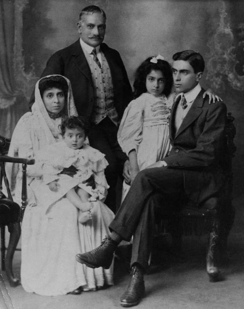 Motilal_Nehru_with_his_family_in_England.jpg