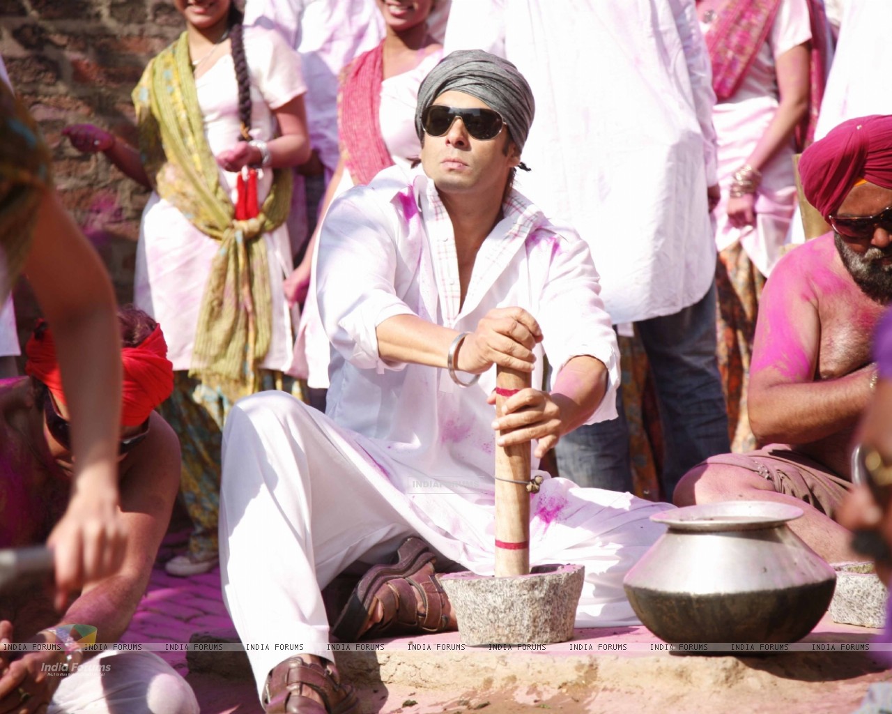 38592-salman-khan-preparing-bhang.jpg