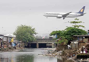 mumbai_airport_slums_20070402.jpg