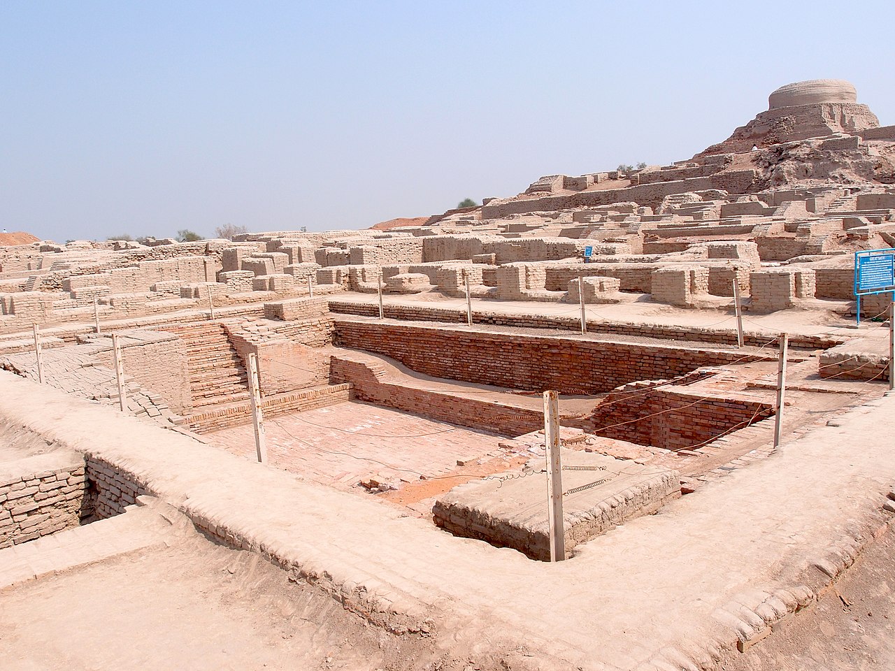 1280px-Mohenjo-daro.jpg