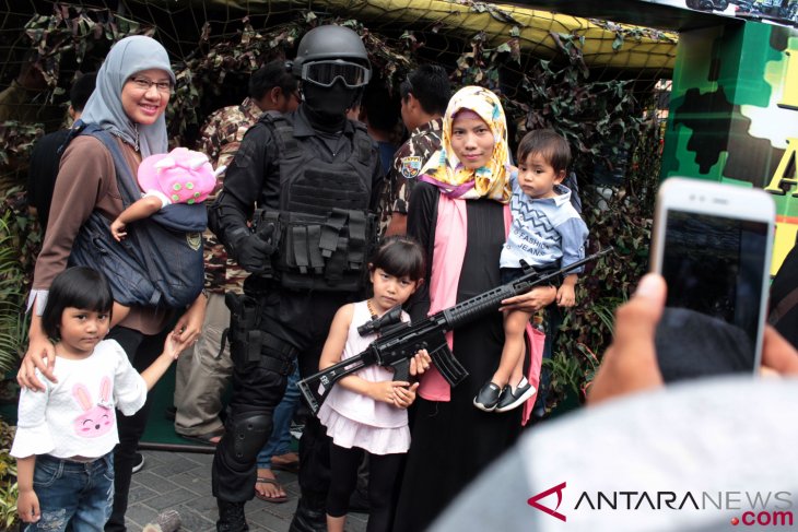 antarafoto-pameran-alutsista-tni-170918-sp-2.jpg