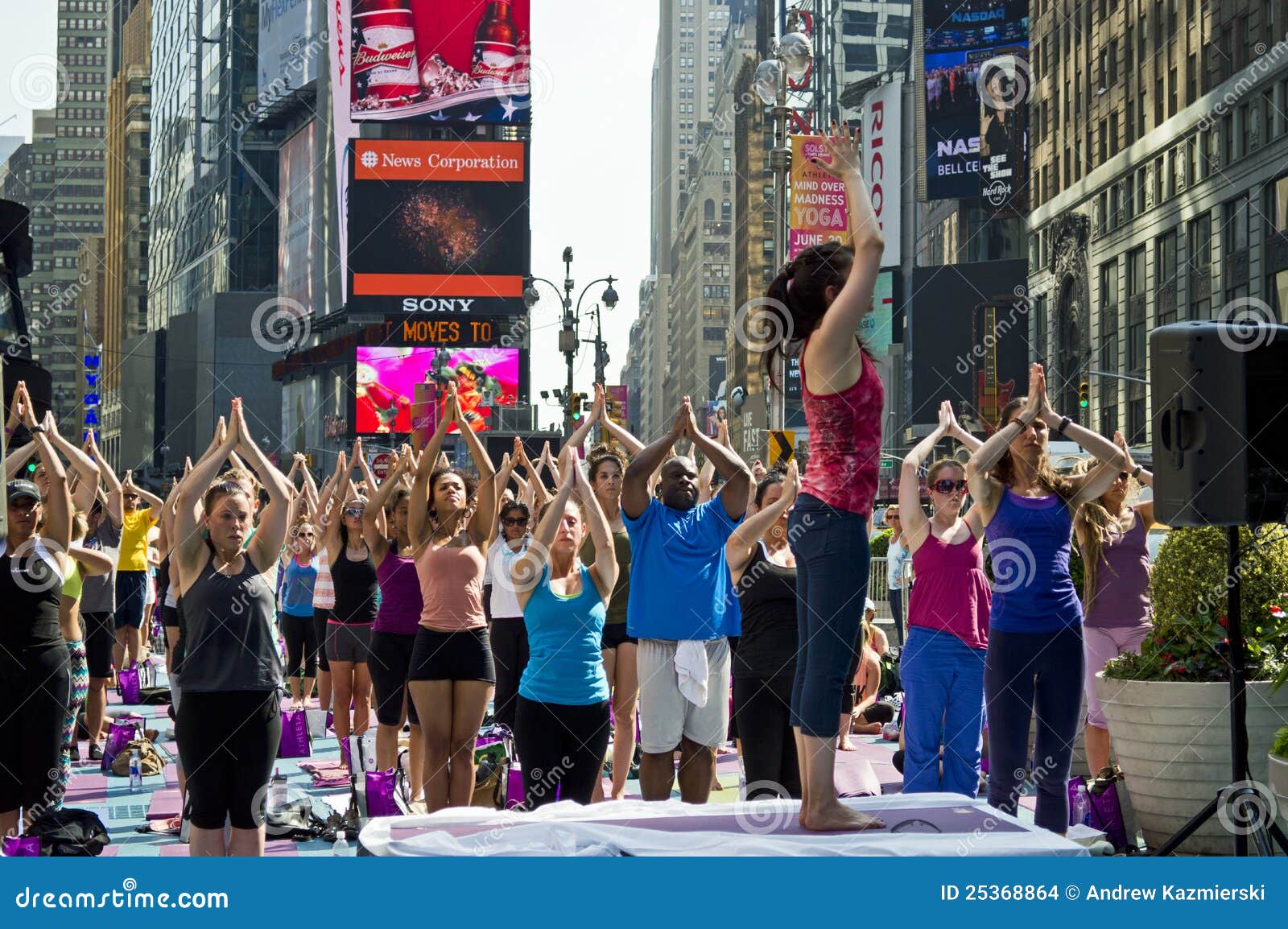 times-square-yoga-class-25368864.jpg