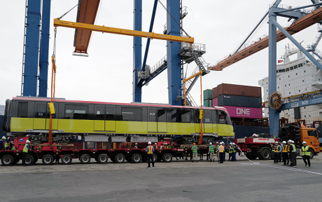 After four hours, the unloading at the port has completed. Specialized vehicles were ready to take the train to Hanoi.