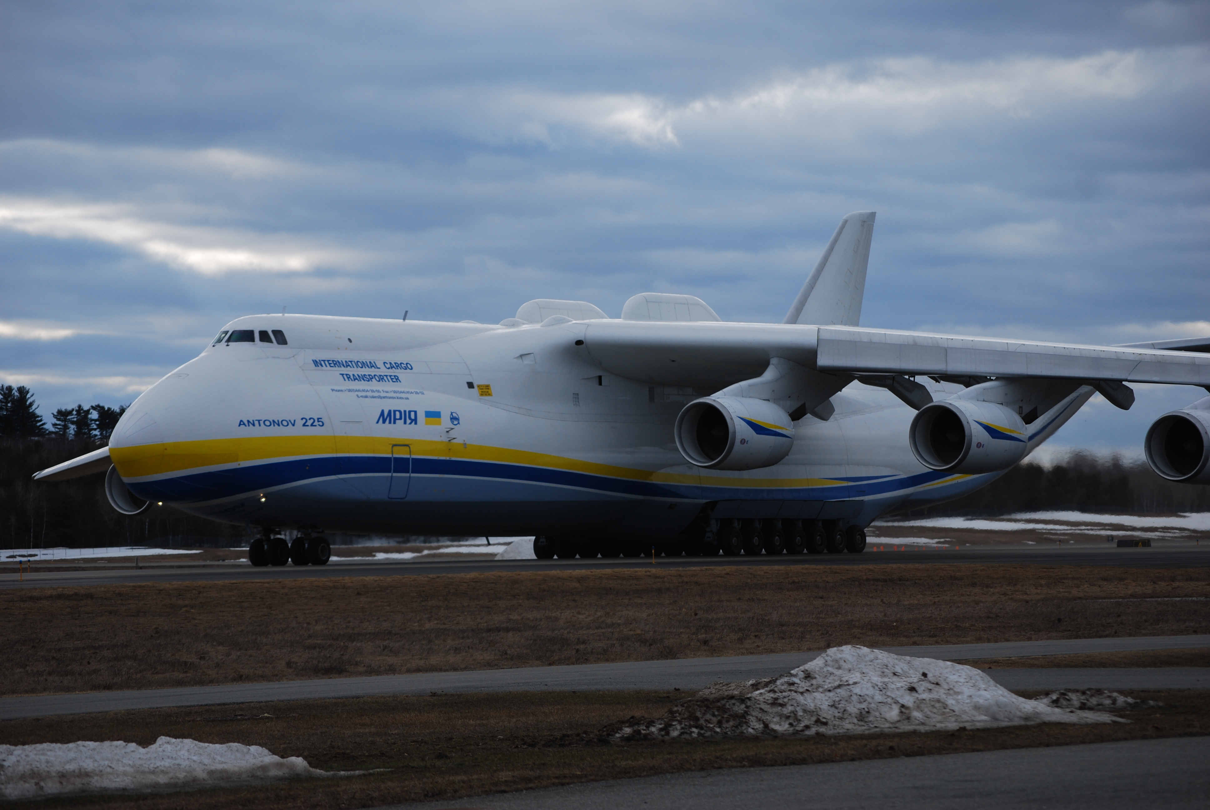 Mriya_at_Bangor_International_Airport%2C_April_11_2015.jpg