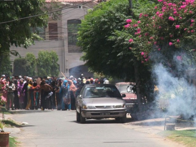 724426-lahoreclashpolicepunjabwithTahirulqadri-1403240065-468-640x480.jpg