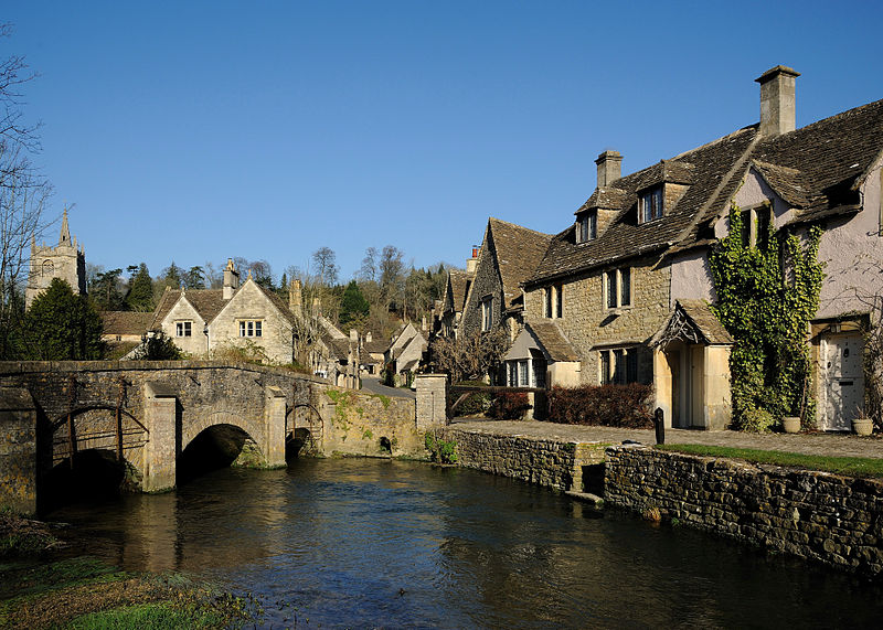 800px-Castle_combe_river.jpg