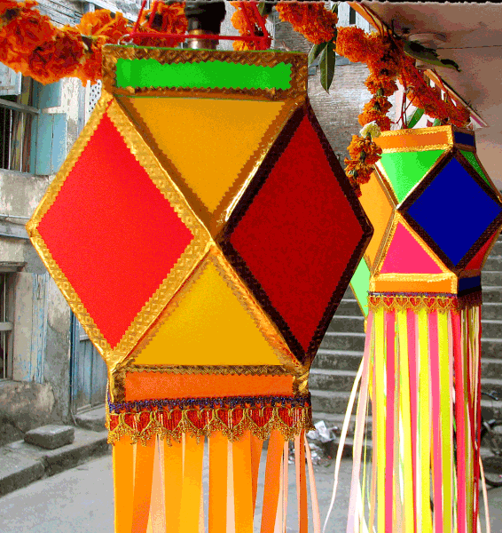 566px-Lanterns-at-Durpan-stores.gif