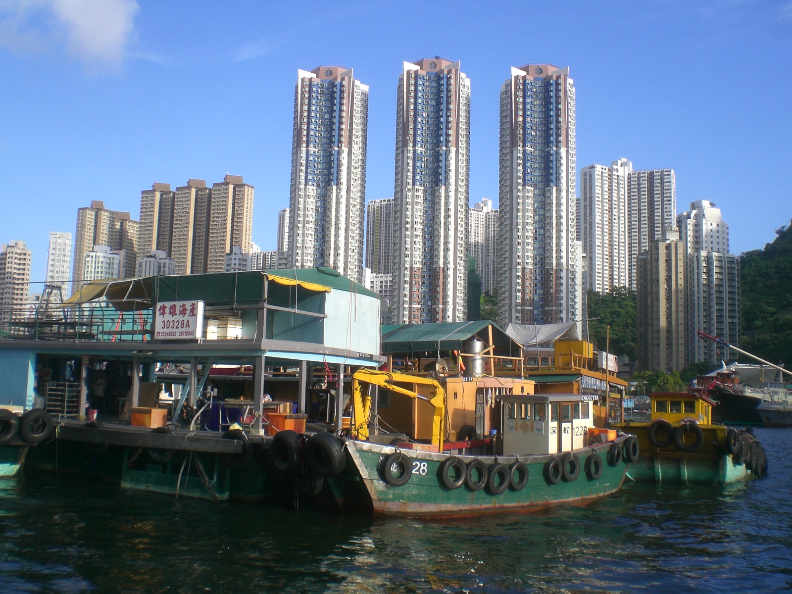 HK_Aberdeen_Promenade_view_%E6%82%85%E6%B5%B7%E8%8F%AF%E5%BA%AD_Marina_Habitat_Towers_1.JPG