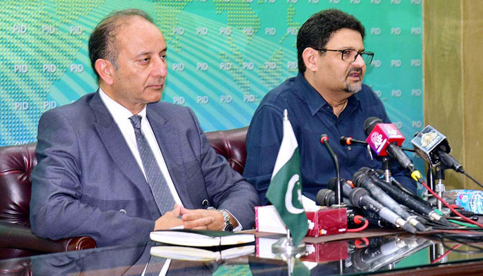 Finance Minister Miftah Ismail and Petroleum Minister Miftah Ismail addressing a  press conference on June 30, 2022. Photo: APP