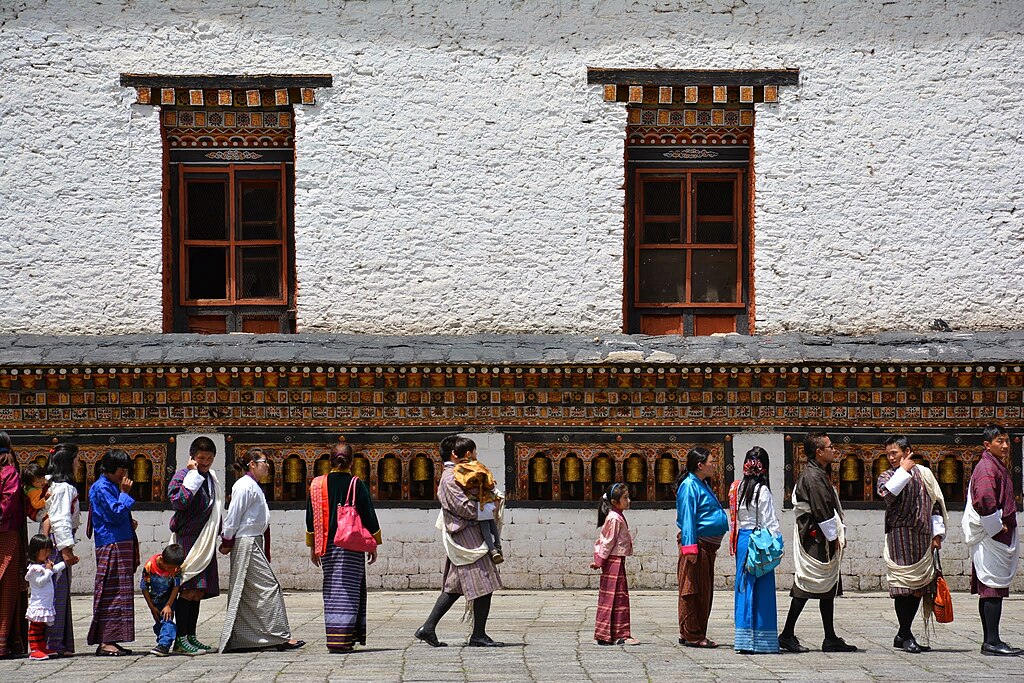 1024px-National_clothes_%28Bhutan%29.JPG