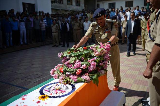 16THNAKINDIA-KASHMIR-UNREST-POLICE