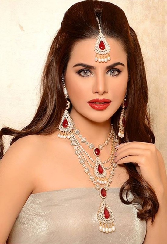 Pakistani-Celebrities-endorsing-Afzal-Jewelers-18-549x800.jpg