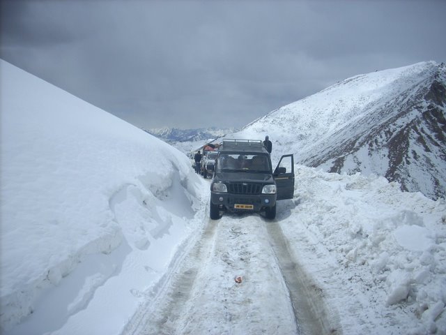 9891d1240237744-all-about-ladakh-in-april-khardung-la-road.jpg