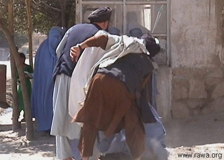 afghan-taliban-beat-women.jpg