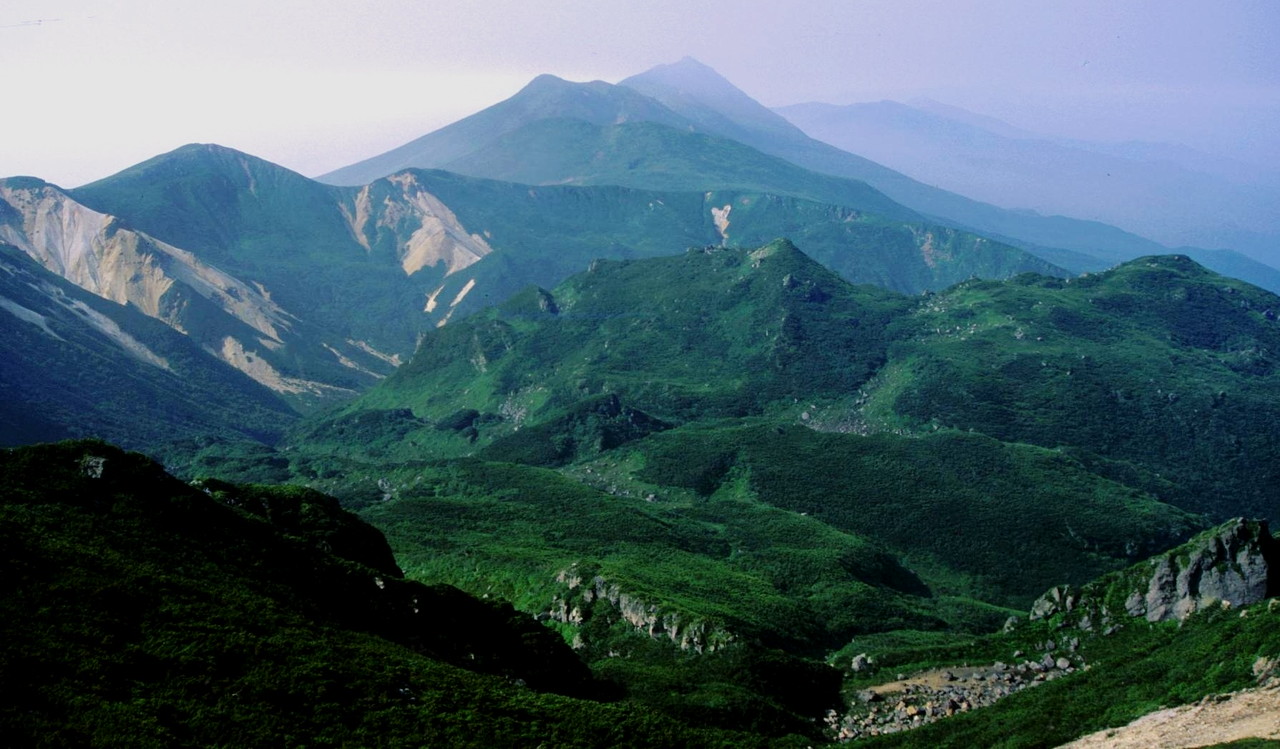 Mount_Rausu_from_Mount_Io_2005-8-13.jpg