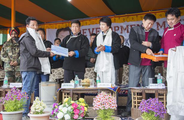 Arunachal%20CM%20Pema%20Khandu%20handing%20over%20cheque%20to%20one%20of%20Bomja%20villagers%20in%20Tawangjpg