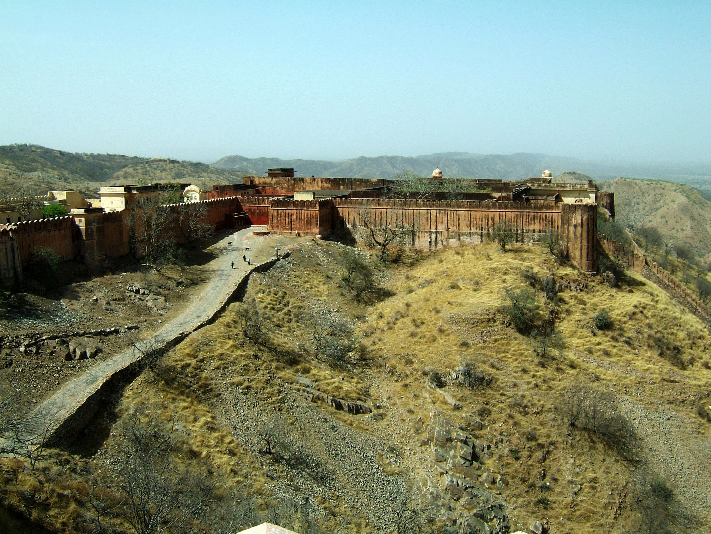 Rajasthan-Jaipur-Jaigarh-Fort-perimeter-walls-Apr-2004-00.JPG