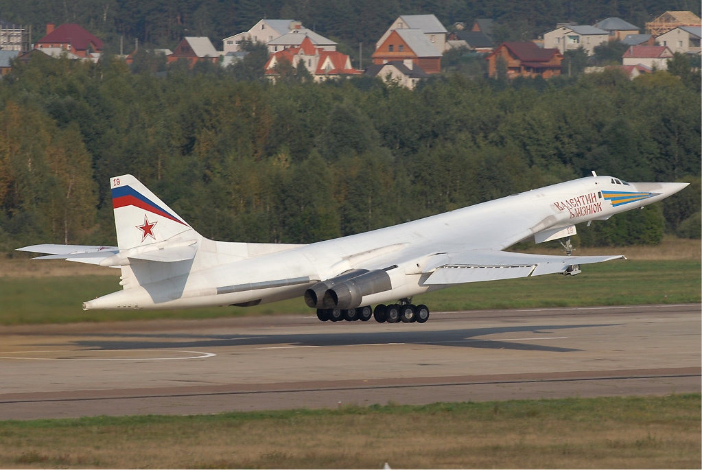 Tu-160_at_MAKS_2007.jpg