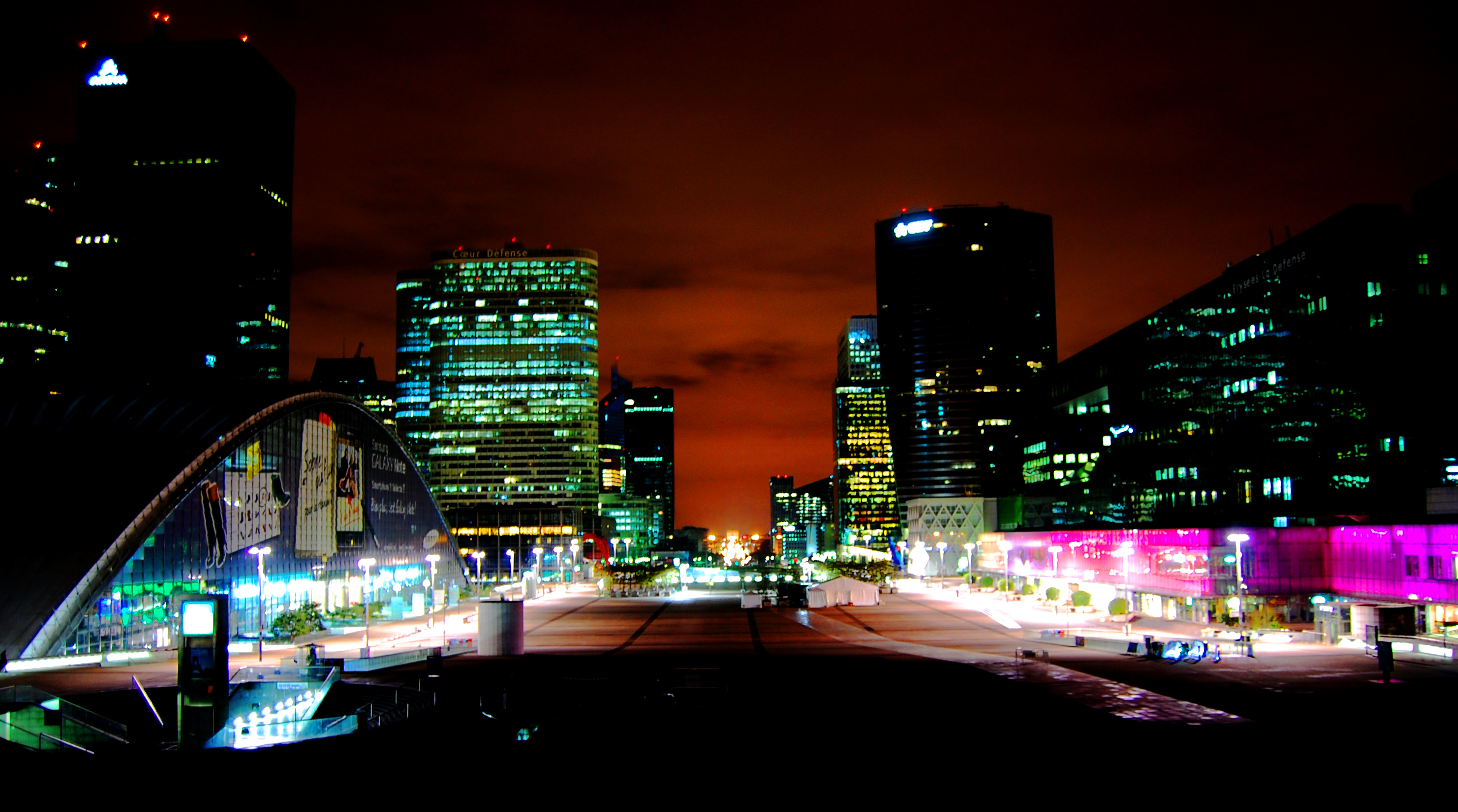 Quartier_de_la_D%C3%A9fense_la_nuit.jpg