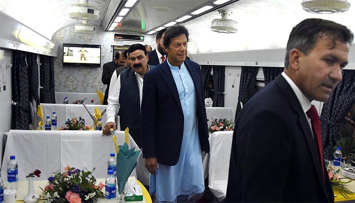 451187_6192155_Imran-Khan-Train_akhbar.jpg