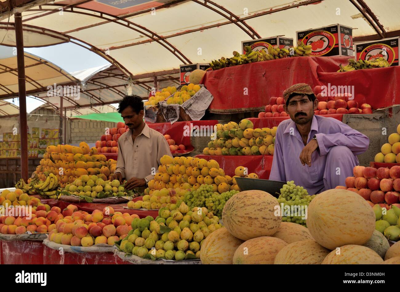 fruit-sellers-at-sunday-bazaar-stall-in-karachi-pakistan-D3NM0H.jpg