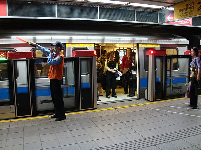 640px-TaipeiMetro-PlatformStaff.JPG